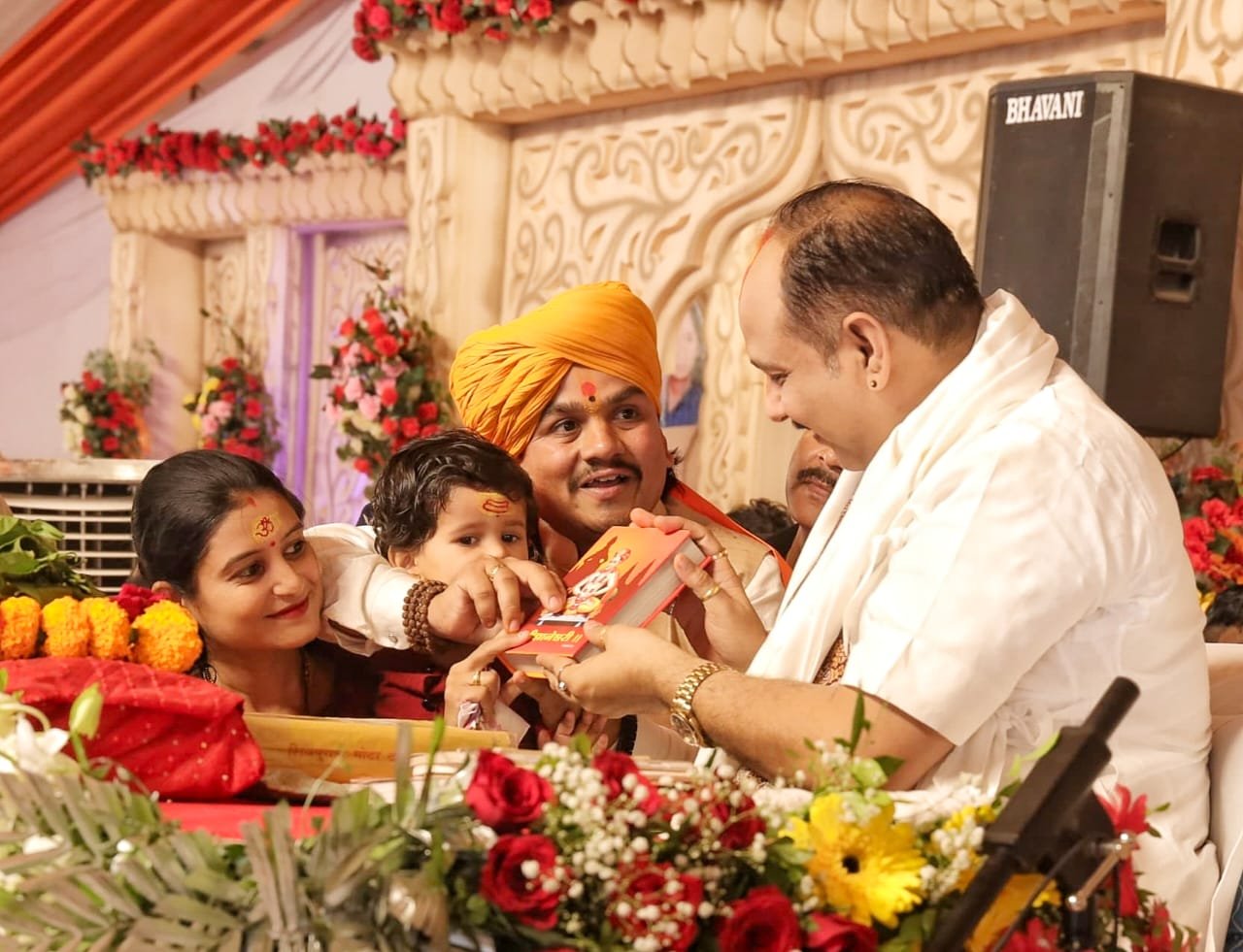 राष्ट्रीय कथा वाचक परमपूज्य पंडित प्रदीप जी मिश्रा यांची युवा कीर्तनकार ह.भ.प.ज्ञानेश्वर महाराज माळी यानी घेतली भेट घेऊन ग्रंथराज ज्ञानेश्वरी भेट देऊन पंडित मिश्राजींचा केला सन्मान..!*