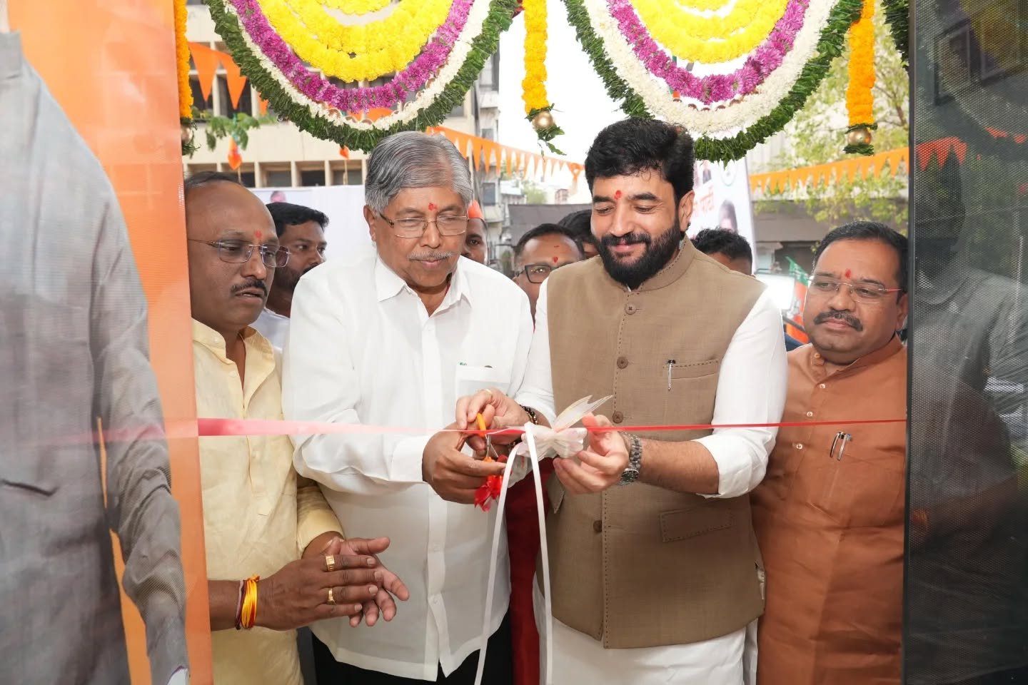 भाजपा कसबा मंडल अध्यक्ष राजेंद्र काकडे यांनी आपले जनसंपर्क कार्यालयाचे उद्घाटन केंद्रीय मंत्री मुरलीधर मोहोळ आणि उच्च व तंत्र शिक्षण मंत्री चंद्रकांत पाटील यांच्या हस्ते संपन्न*