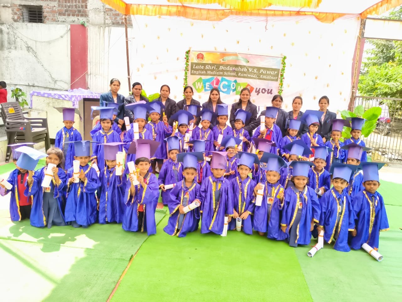 अमळनेरमध्ये दुर्गा फाउंडेशनच्या स्कूलमध्ये सिनियर केजीच्या विद्यार्थ्यांचा भव्य दीक्षांत समारंभ