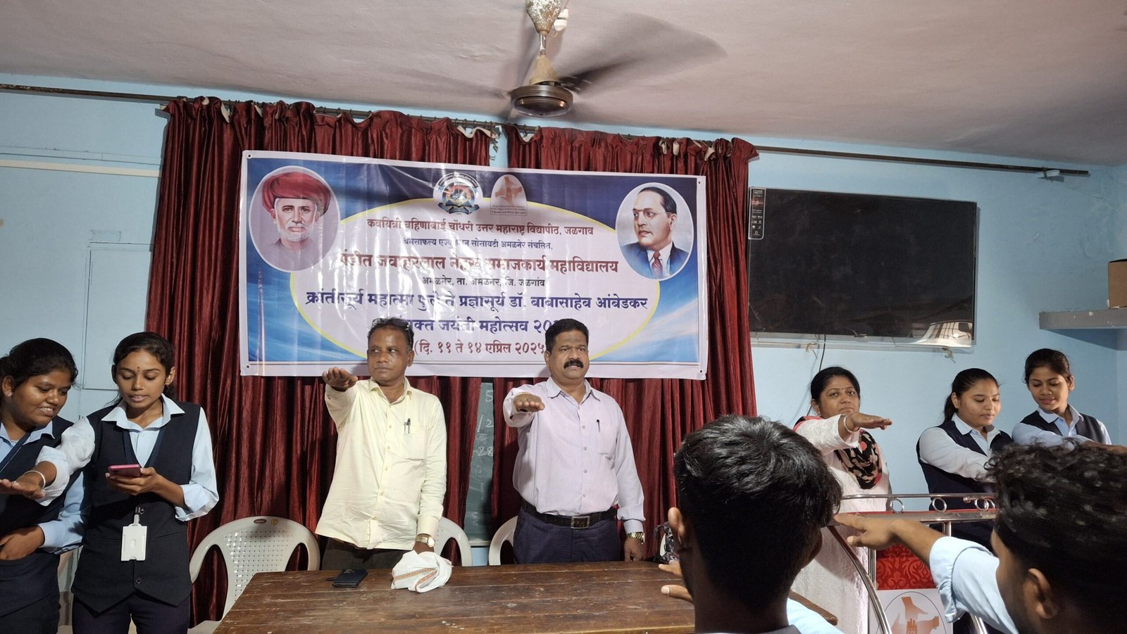 समाजकार्य महाविद्यालयात संविधान प्रास्ताविका सामूहिक वाचन व शपथ ग्रहण कार्यक्रम संपन्न