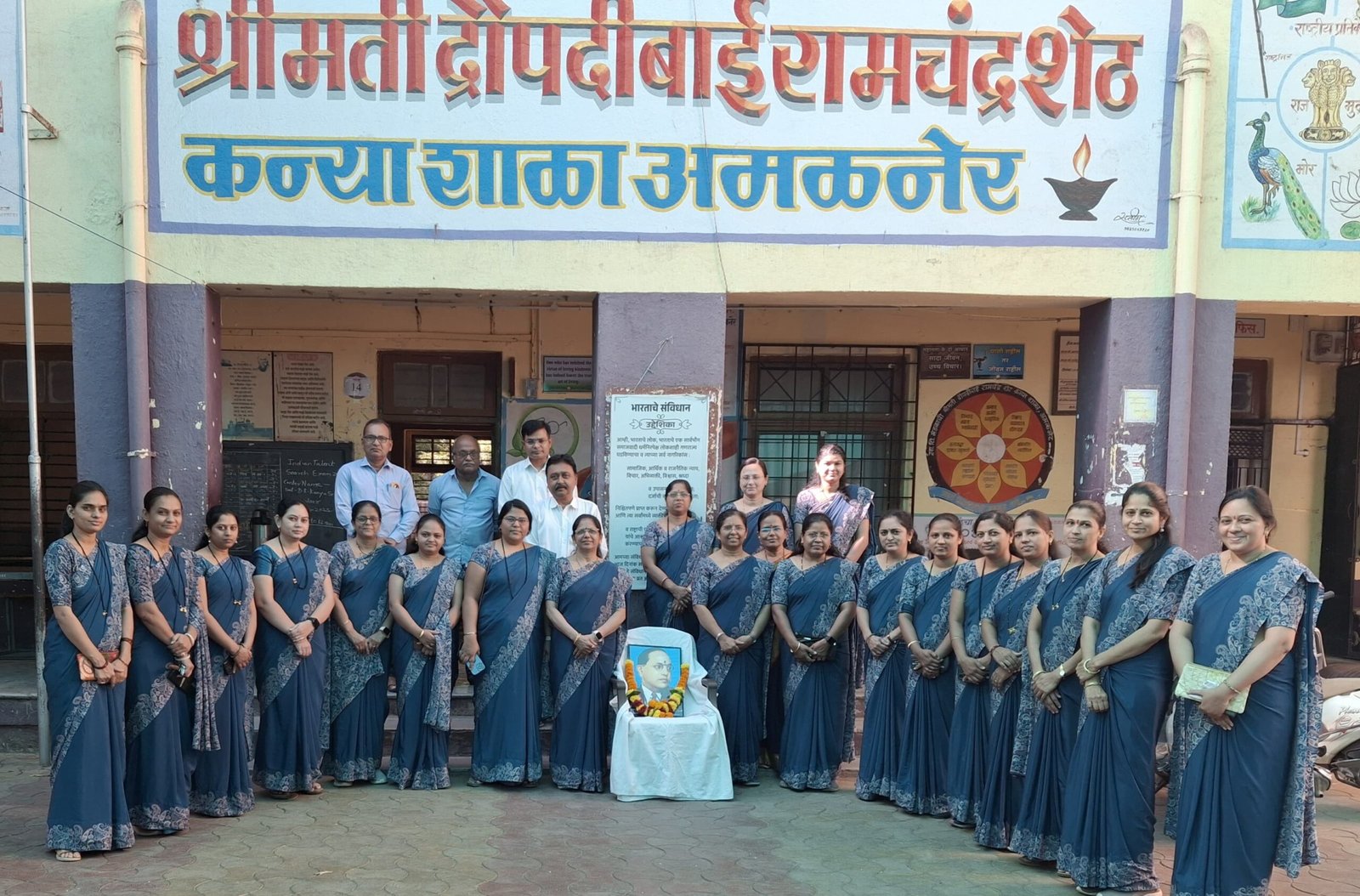 श्रीमती डि.आर.कन्या शाळेत भारतरत्न डॉ. बाबासाहेब आंबेडकर यांच्या जयंतीनिमित्त अभिवादन..