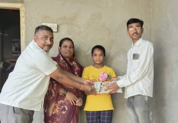 भडणे येथील वैष्णवी बोरसे विद्यार्थीनी महात्मा फुले जयंती व बाबासाहेब आंबेडकर जयंती निमित्त यश संपादन केल्याबद्दल गौरव 