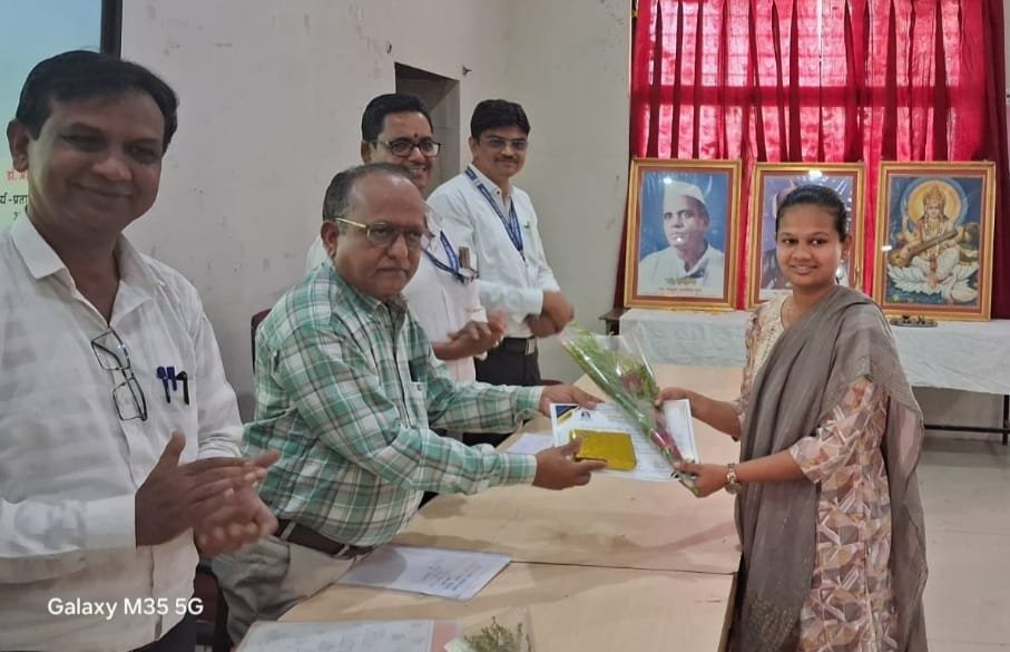 अमळनेर: प्रताप कॉलेजमध्ये संगणक कोर्सचा समारोप; यशस्वी विद्यार्थ्यांची बक्षिसं वितरण!