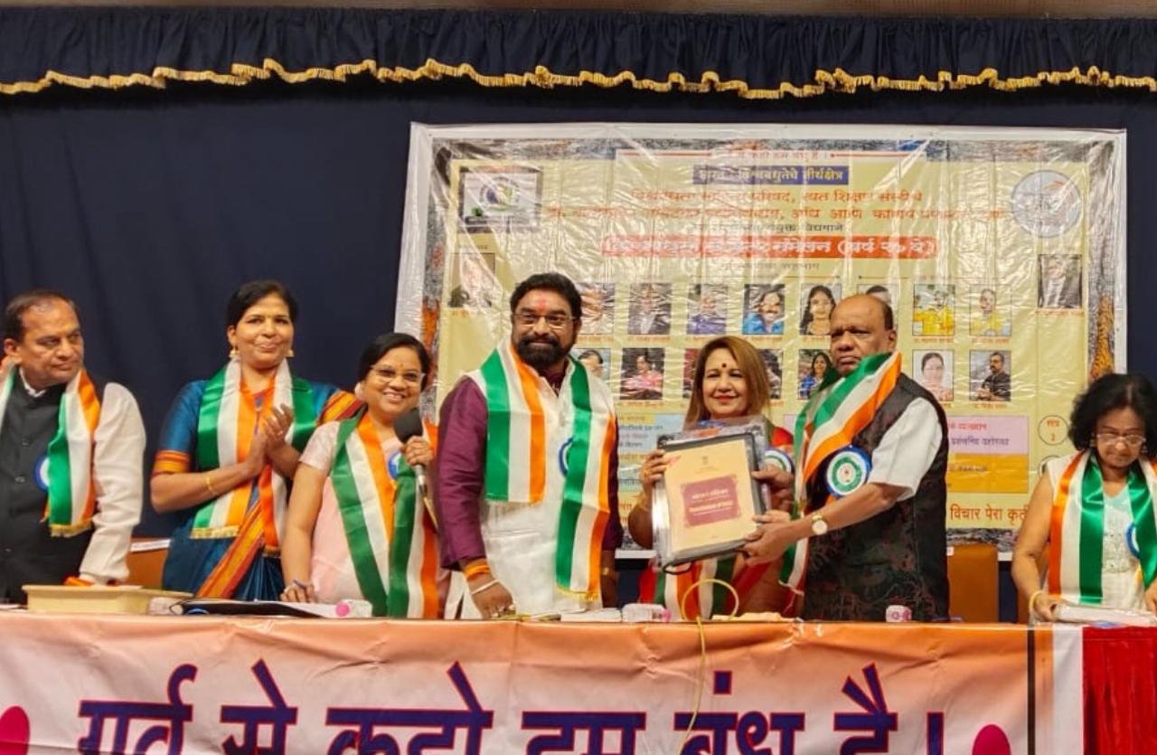 कवियित्री सिमा झुंजारराव *प्रकाशगाथा* ह्या पुरस्काराने सन्मानित