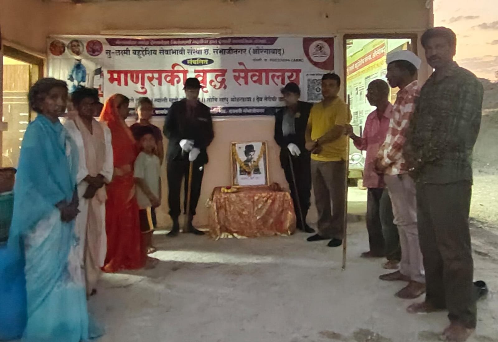 चार्ली स्पेन्सर चॅप्लीन यांची १३६ व्या जयंती निमित्त माणुसकी वृध्द सेवालयाच्या वतीने अभिवादन  ज्युनिअर चार्ली फाउंडेशन व सु-लक्ष्मी बहुद्देशीय सेवाभावी संस्थेच्या वतीने चार्ली स्पेन्सर चॅप्लीन यांना अभिवादन