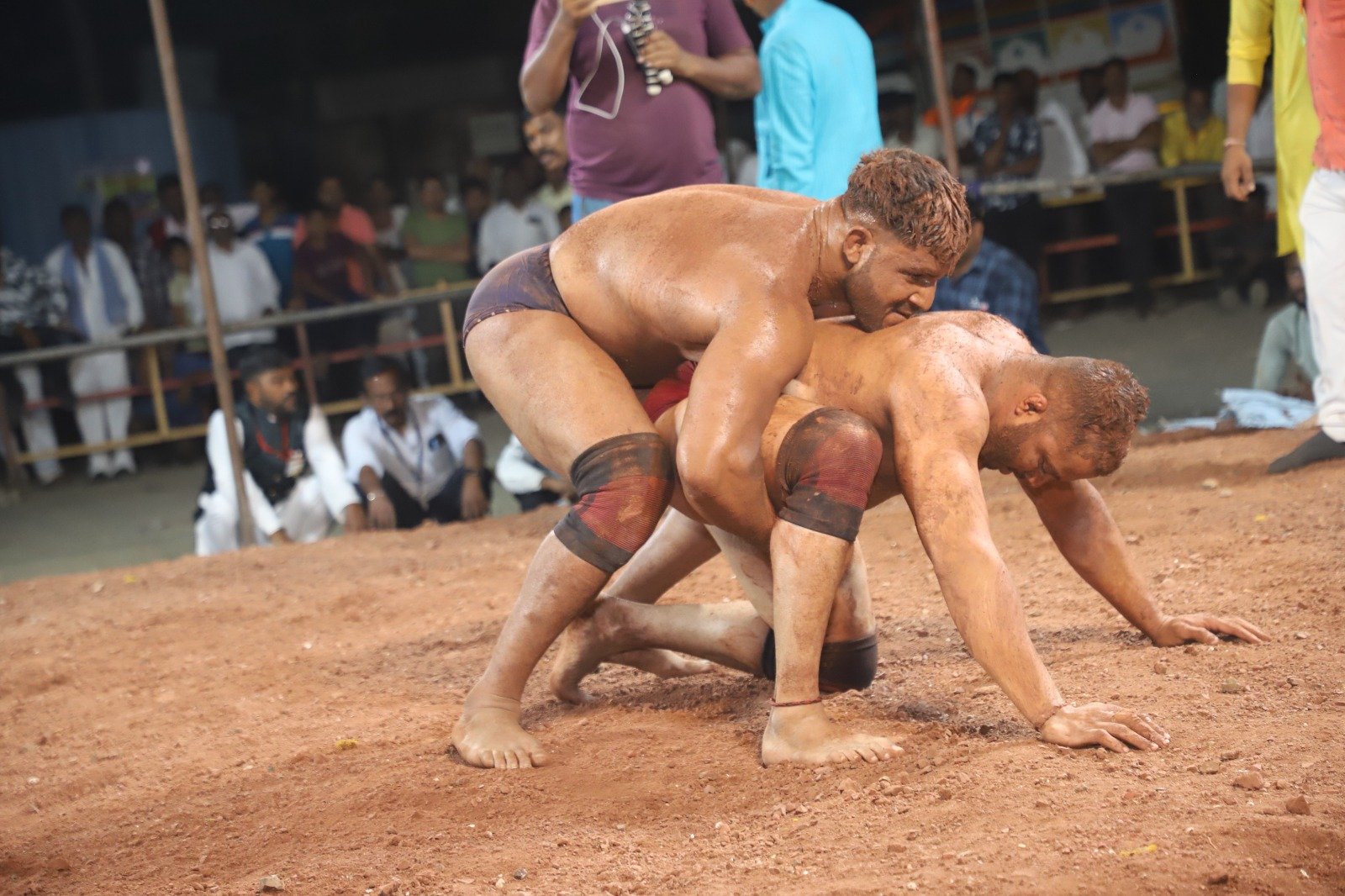 धरणगावात रंगला कुस्त्यांचा जोरदार आखाडा..  ▪️महाराष्ट्र चॅम्पियन पृथ्वीराज पाटील व भारत केसरी शमशाद शेख यांच्यात थरार !….