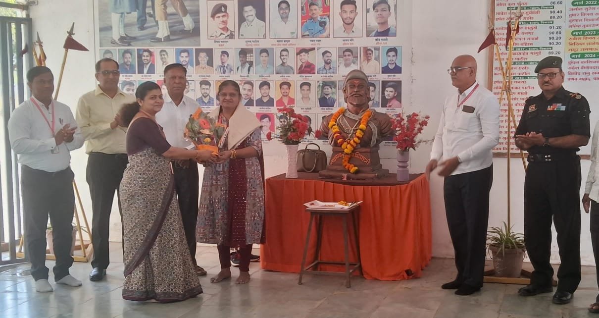 माध्यमिक शिक्षणाधिकारी यांची अमळनेर आर्मी स्कूलला सदिच्छा भेट