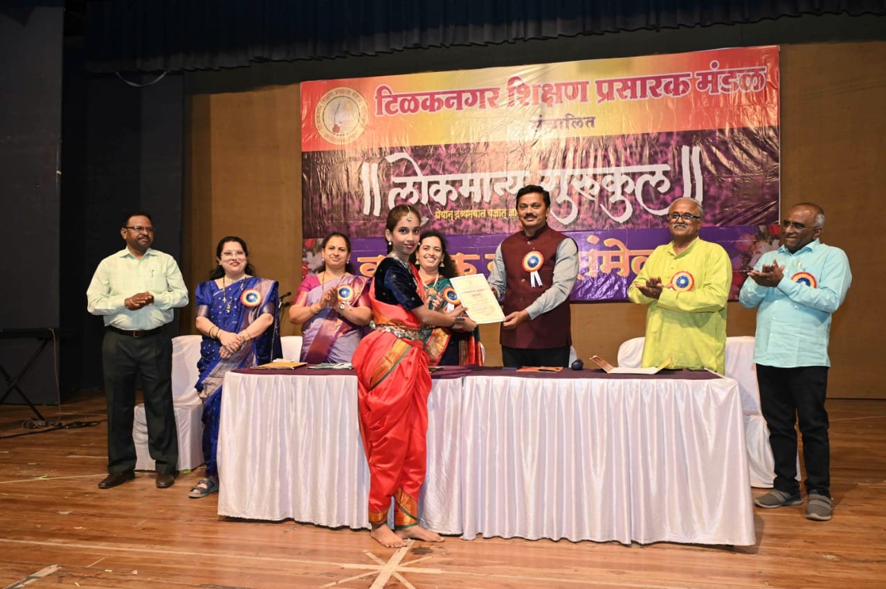 लोकमान्य गुरुकुल शाळेचे वार्षिक स्नेहसंमेलनुसार संपन्न  लोकमान्य गुरुकुल इतर शाळांसाठी आयडॉल- अनिल बोरनारे  डोंबिवलीतील बारा तासांच्या शाळेचे अनिल बोरनारे यांच्याकडून कौतुक