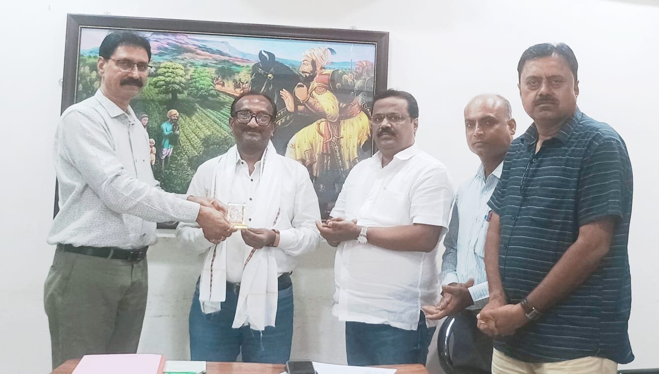 दैनिक देशोन्नतीच्या वार्षिक मिटींगमध्ये उत्कृष्ट बातम्या व जाहीरात व्यवसाय करणाऱ्या प्रतिनिधींचा सत्कार