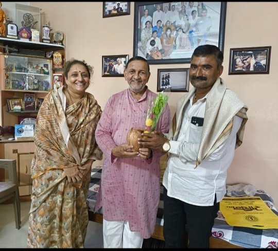 “प्रामाणिक तरुणाने सापडलेला मोबाईल आणि रोख रक्कम नातेवाईकांना केली परत, समाजासाठी आदर्श ठरला”*