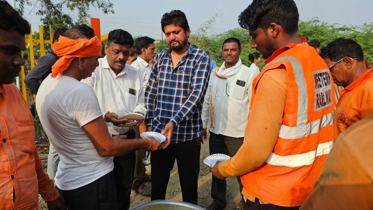 अमळनेर रेल्वे अपघातानंतर जलद कार्यवाही; खासदार स्मिताताई वाघ यांच्या पुढाकाराने नाश्त्याची खास व्यवस्था