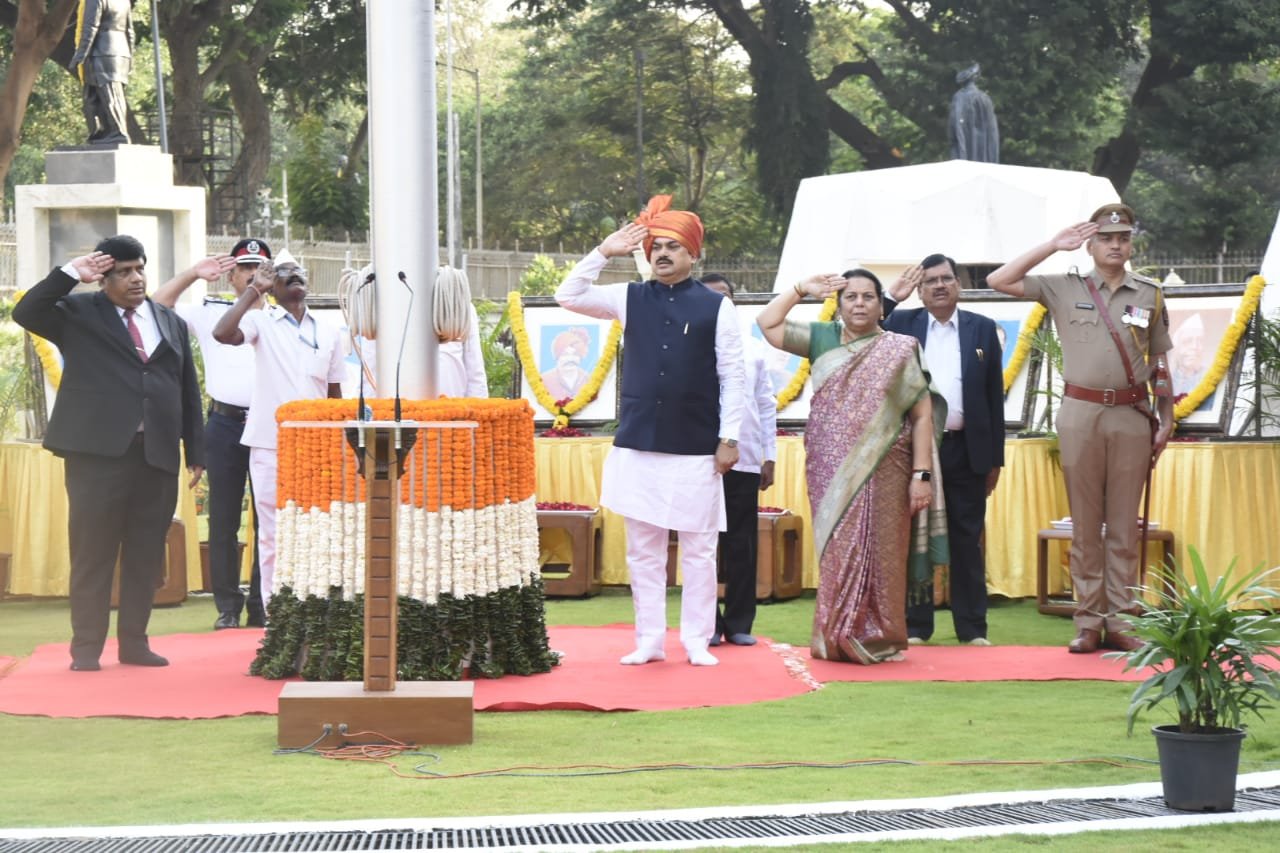 महाराष्ट्र दिन व कामगार दिनानिमित्त उपसभापती डॉ. नीलम गोऱ्हे यांच्याकडून राज्याच्या प्रगतीचा संकल्प*  *विधान भवन येथे विधान परिषद सभापती राम शिंदे यांच्या शुभहस्ते व उपसभापती डॉ. नीलम गोऱ्हे आणि उपाध्यक्ष अण्णा बनसोडे यांच्या प्रमुख उपस्थितीत ध्वजवंदन*