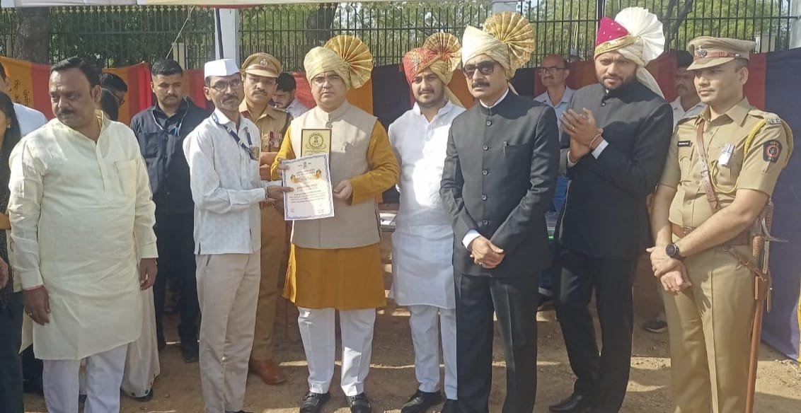 भडणे येथील पोलीस पाटील युवराज माळी राज्यपाल शौर्य पुरस्काराने ना, पालकमंत्री यांच्या हस्ते सन्मानित
