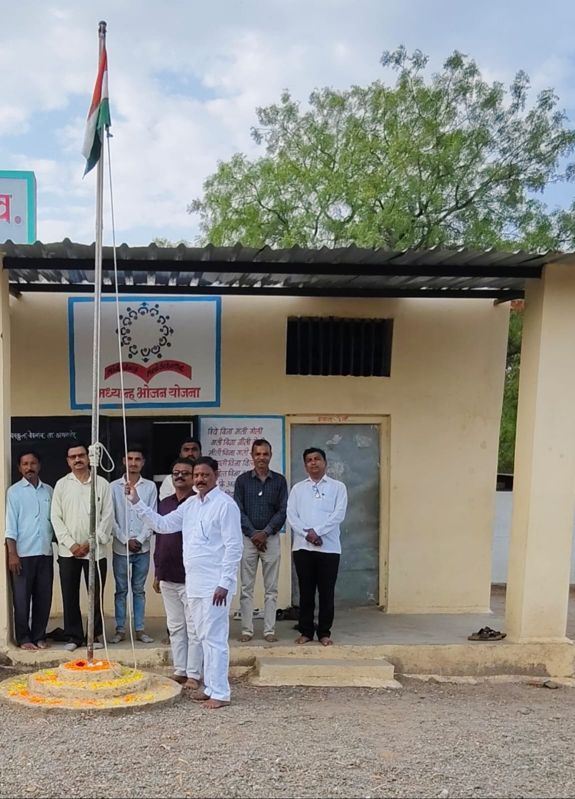 महाराष्ट्र दिनानिमित्त महात्मा जोतीराव फुले हायस्कूलमध्ये उत्साहपूर्ण ध्वजारोहण सोहळा  जेष्ठ शिक्षकांच्या शुभहस्ते ध्वजारोहण, राष्ट्रभक्तीची ज्वाला व्यक्त करणारा खास कार्यक्रम