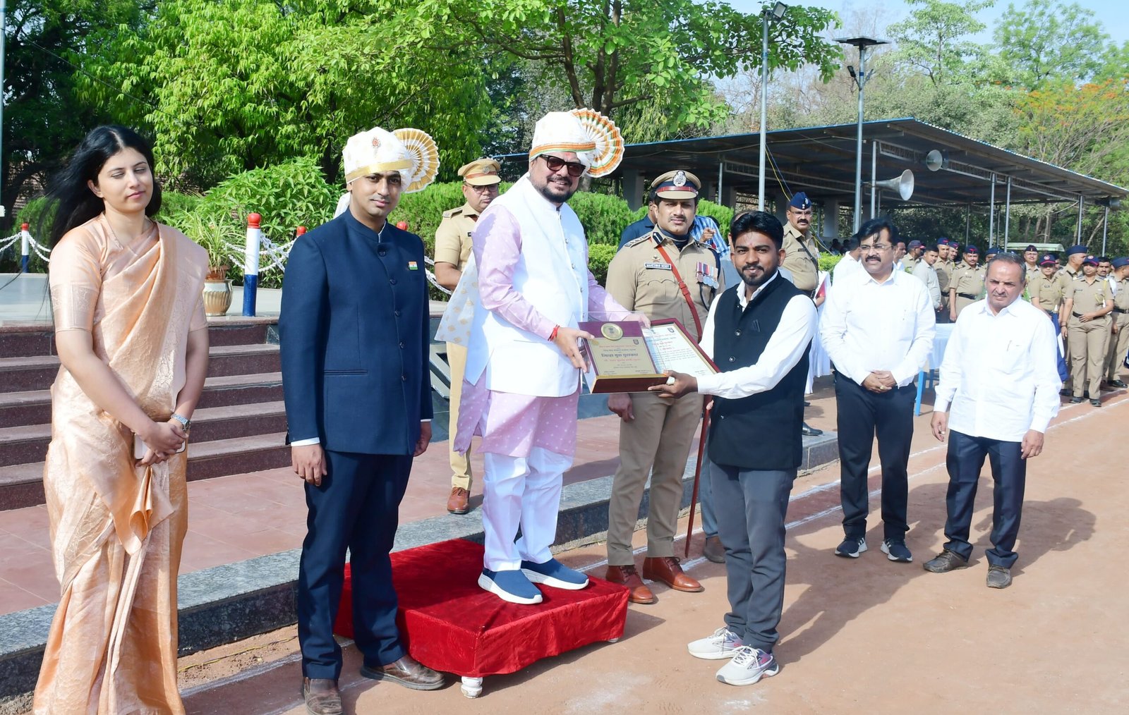 “शिक्षणातून समाजसेवेपर्यंतचा प्रवास; सागर कोळी यांचा जळगाव युवा पुरस्काराने सन्मानित”**