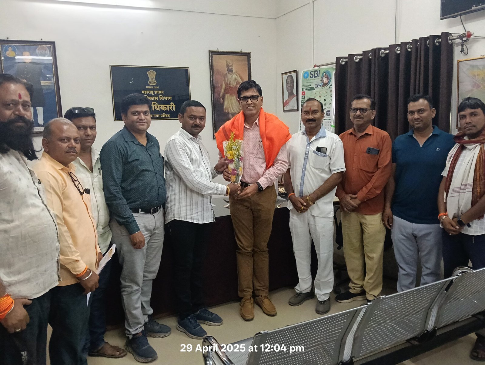 धरणगाव मुख्याधिकारी चा शिवसेना( उ बा ठा) तर्फे सन्मान*