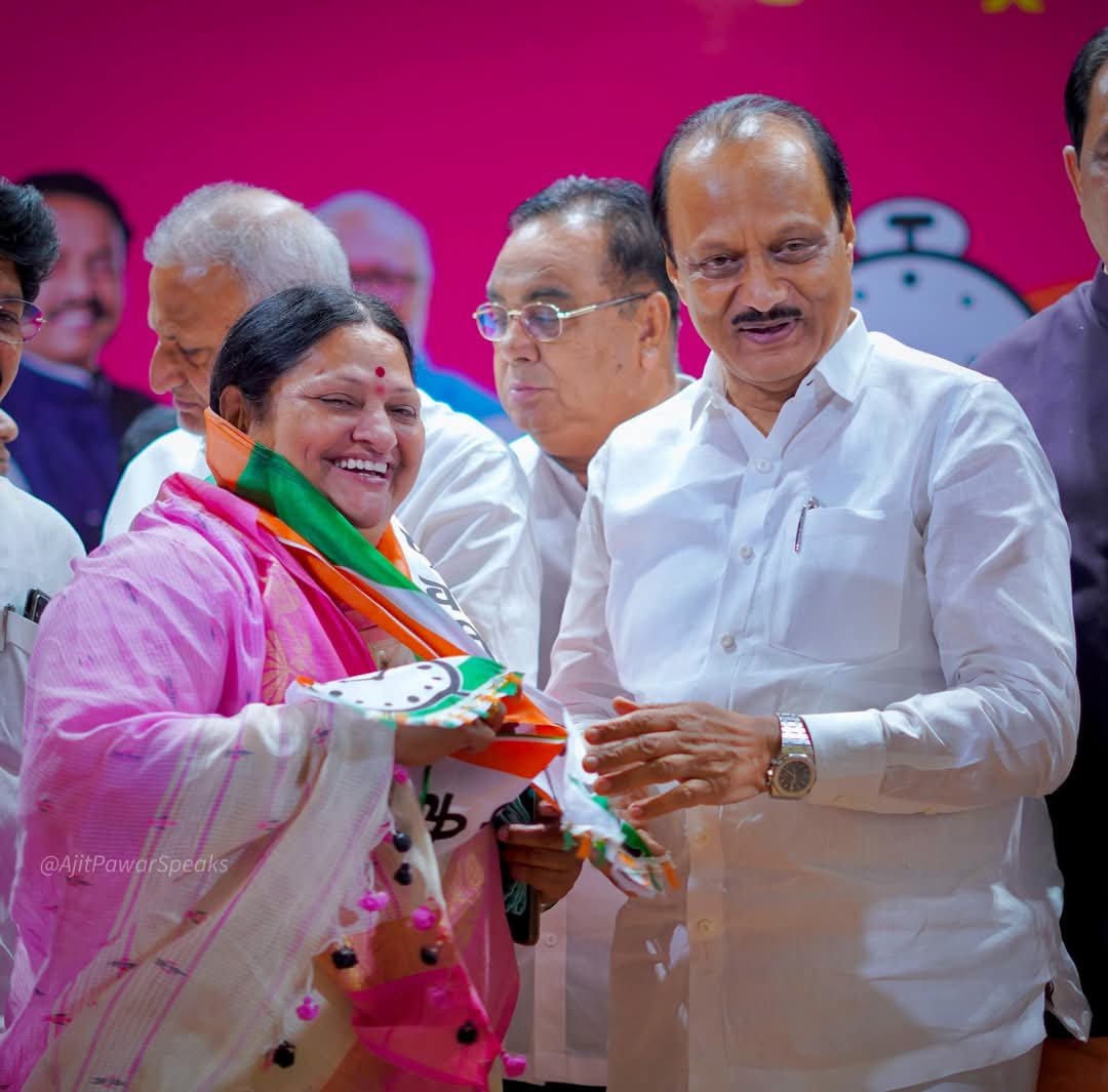 जळगाव जिल्ह्यासह अमळनेर तालुक्यात राष्ट्रवादी शरद पवार गटाला खिंडार  दोन माजी मंत्री,तीन माजी आमदार,अमळनेरच्या दोन महिला नेत्यांसह तालुकाध्यक्ष अजित पवार गटात दाखल