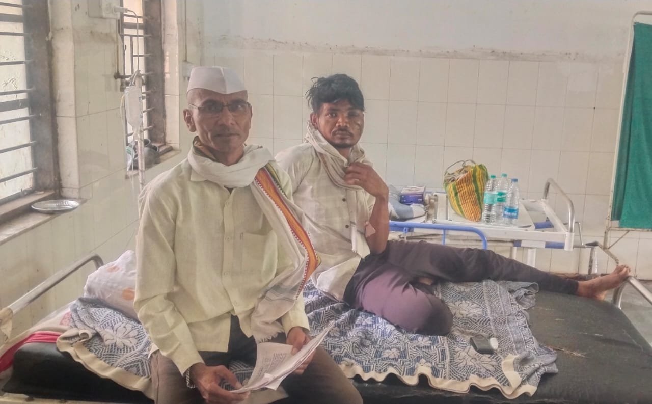 “शिंदखेडा अपघातात देवदूत बनले पोलीस पाटील व मित्रपरिवार, दोन युवकांचे प्राण वाचवले”