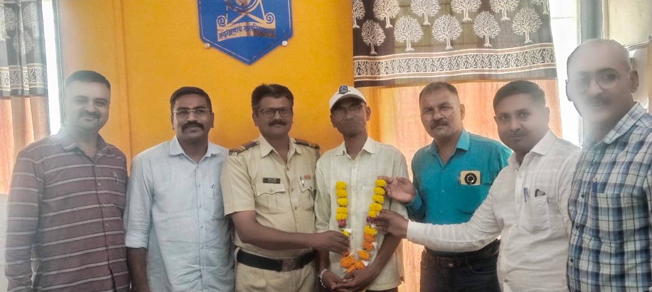राज्यपाल शौर्य पुरस्कार युवराज माळी यांचा शिंदखेडा पोलिस स्टेशनमध्ये सत्कार,,,,,,,,,,,