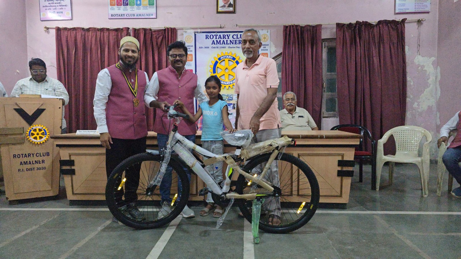 रोटरी क्लब अमळनेरचा ६९ वा चार्टर्ड डे उत्साहात साजरा – गरजू विद्यार्थ्यांना मोफत सायकल वाटप