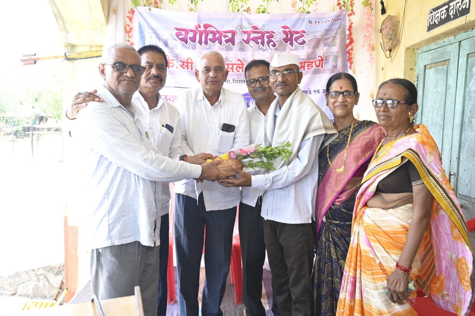 भडणे येथील शिक्षकांनी केला शाळेतील विद्यार्थी युवराज माळीचा गौरव