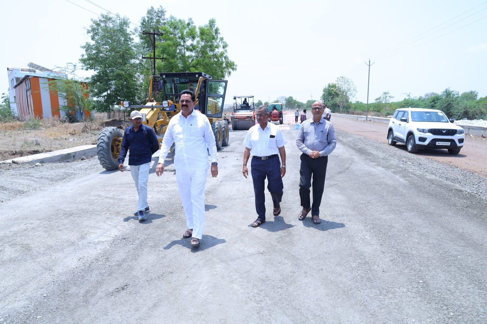 नूतनीकरण होत असलेला हेडावे -सारबेटा रस्ता अमळनेरकरांसाठी ठरणार वरदान  आमदार अनिल पाटील यांनी केली कामाची पाहणी