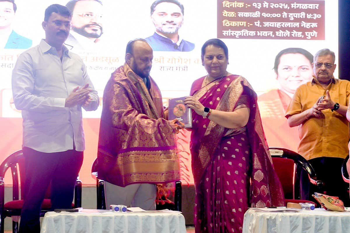 निष्ठावंतांना संधी देणारे शिवसेनाप्रमुख बाळासाहेब ठाकरे यांचे एकनाथ शिंदे हेच खरे वारसदार : शिवसेना नेते माजी खासदार आनंदराव आडसूळ*  *उपसभापती डॉ नीलमताई गोऱ्हे यांनी आयोजित केलेल्या शिबिराचा आगामी निवडणुकीत फायदा होणार*