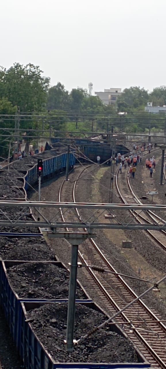 अमळनेर प्रताप महाविद्यालयाजवळ मालगाडी घसरली; ट्रॅक खराब, वाहतुकीवर परिणाम  अमळनेरजवळ मालगाडी रुळावरून घसरली; रेल्वे वाहतूक ठप्प