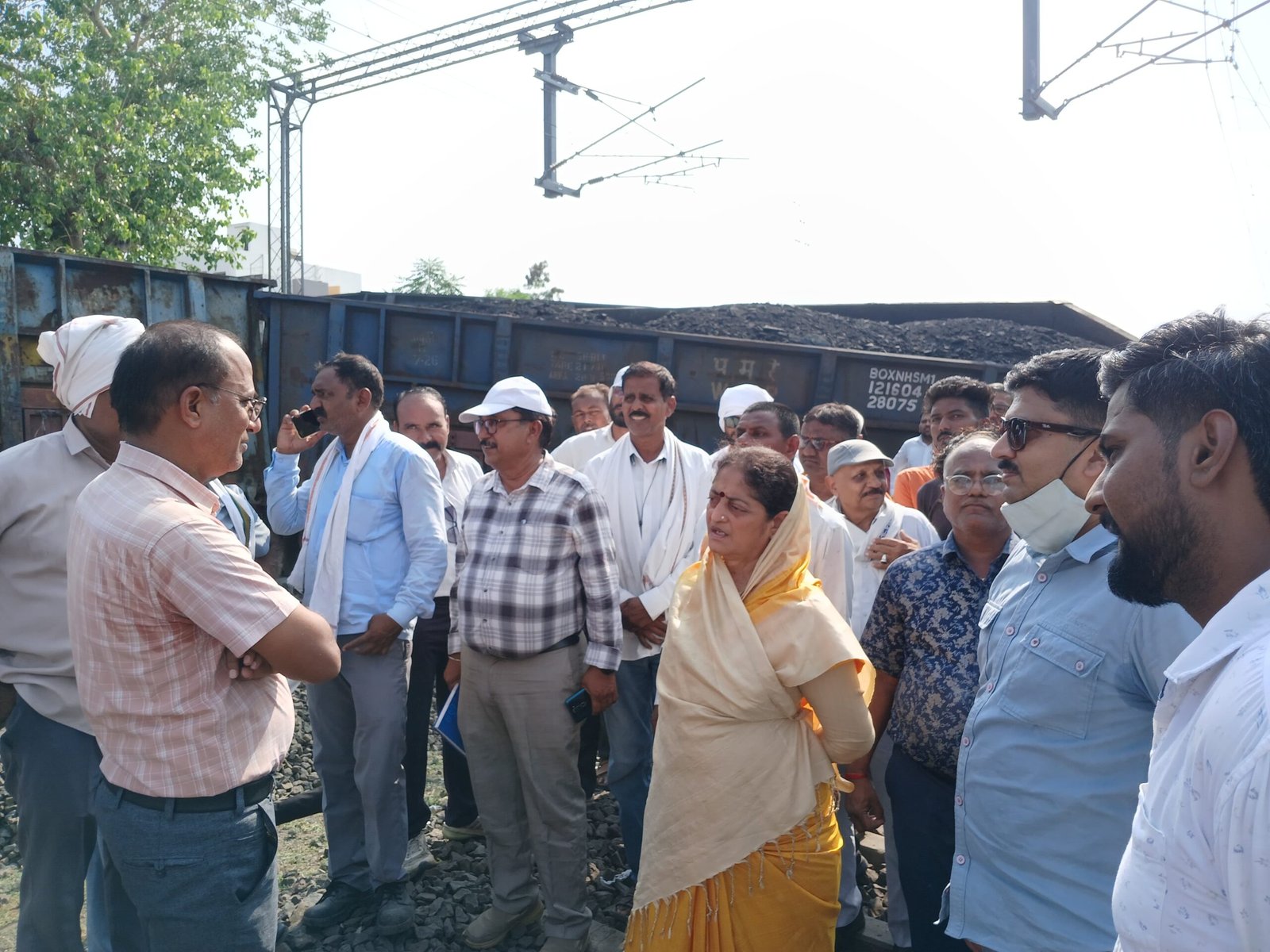 अमळनेर रेल्वे स्थानकावर मालगाडीचे डब्बे घसरले, खासदार स्मिताताई वाघ यांनी केली घटना स्थळी पाहणी