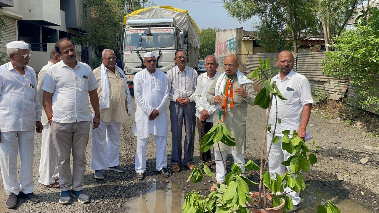 अमळनेर-गलवाडे राज्य मार्गावरील खड्ड्यांच्या त्वरित दुरुस्तीची गरज; अमळनेर तालुका काँग्रेस कमिटीचे बांधकाम विभागाला निवेदन