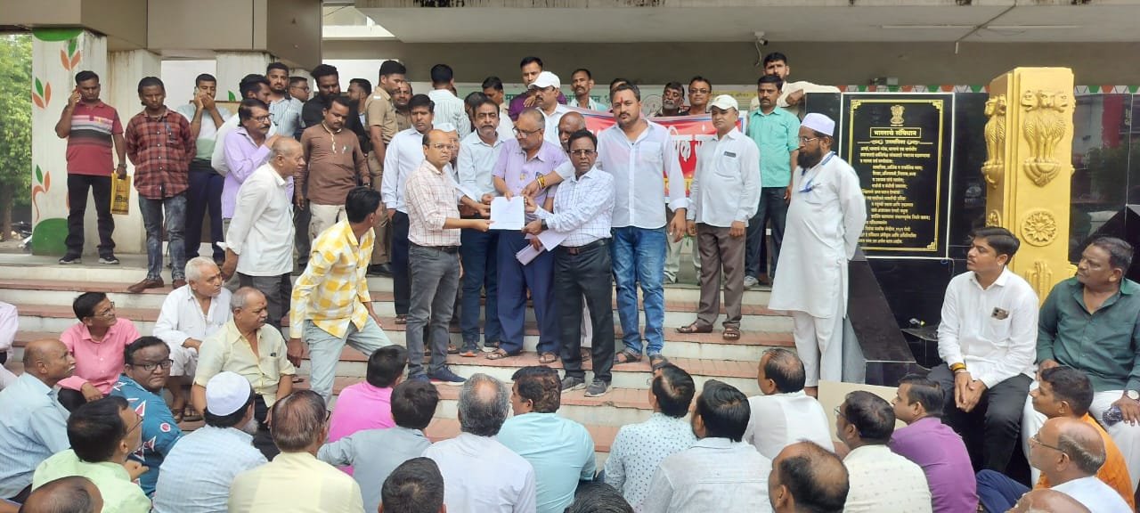 27 वर्षांपासून अतिक्रमण टपरीधारकांचे पुनर्वसन न झाल्याने अमळनेरमध्ये संघर्ष,  नगरपरिषदेची उदासीनता; अमळनेर टपरीधारकांचे आंदोलन व निवेदन