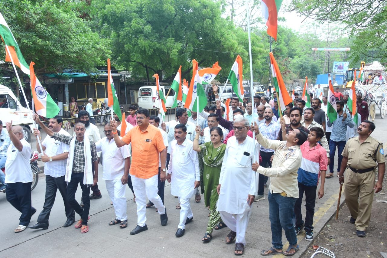 अमळनेरात शिवसेना तिरंगा रॅलीने आणले नवचैतन्य