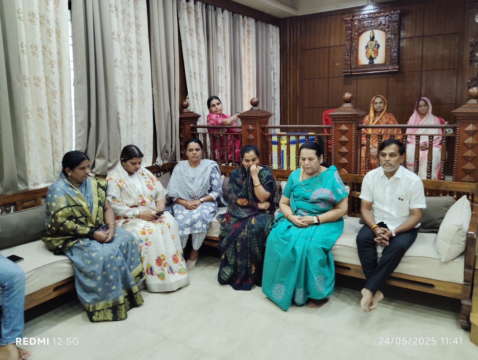 “वैष्णवी हगवणे प्रकरणात गंभीर खुलासे; उच्च पोलीस अधिकाऱ्याच्या पत्नीकडून जबरदस्तीने रुखवत खरेदी – उपसभापती डॉ. नीलम गोऱ्हे”*  *”महिला आयोगाची कार्यपद्धती सुधारण्याची गरज; हे राजकीय भांडवल नाही”*