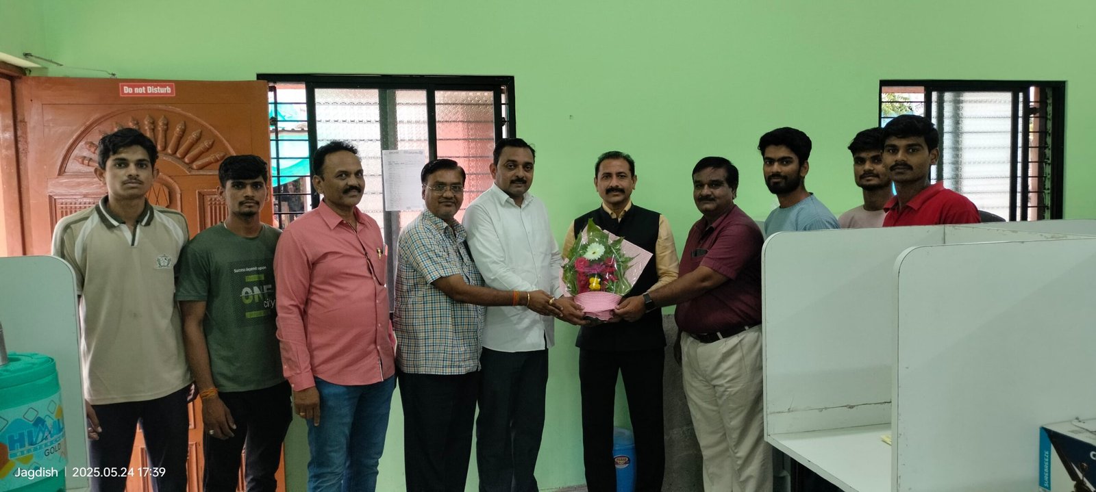 “स्पर्धा परीक्षांसाठी सातत्य व मेहनत आवश्यक – विधान भवनातील बाळासाहेब पाटील यांचा शिरुड येथील विद्यार्थ्यांना प्रेरणादायी संदेश”