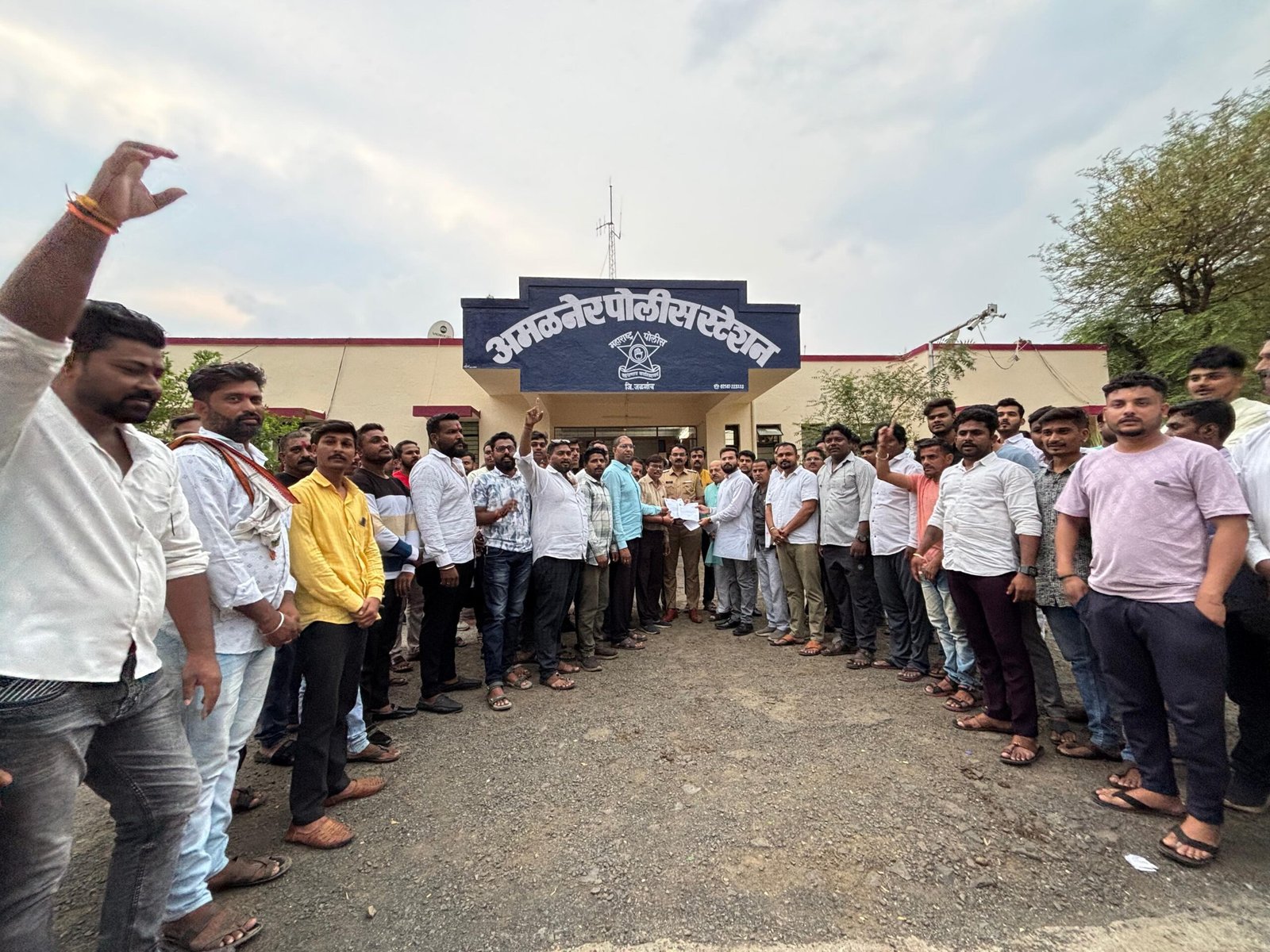 चोपडा तालुक्यातील अल्पवयीन मुलीवरील अत्याचार प्रकरणी संतप्त नागरिकांचे बँड वाहनावर बहिष्कार आणि भाजप-हिंदुत्व संघटनांची कडक कारवाईची मागणी”