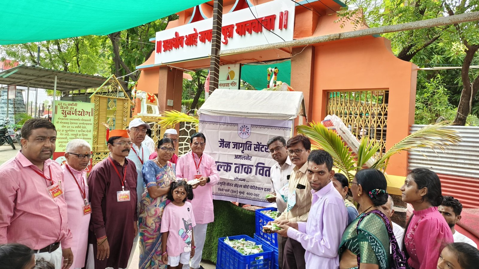 मंगळग्रह मंदिर परिसरात मोफत मसाला ताकचे वाटप  जैन जागृती सेंटरचा स्तुत्य उपक्रम