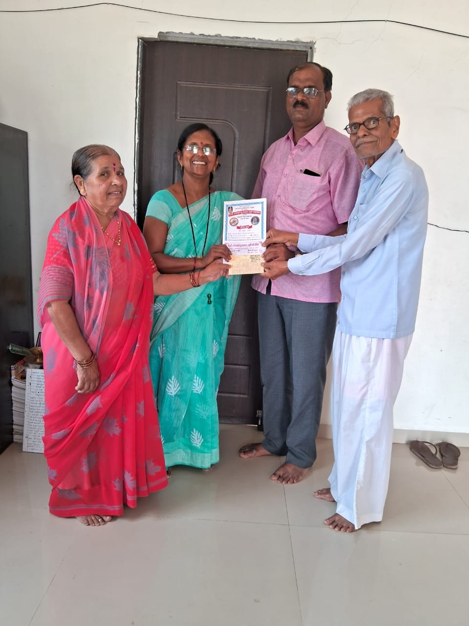 आदर्श शिक्षक स.ध.भावसार यांनी केला प्रसन्न चौधरीचा सन्मान !