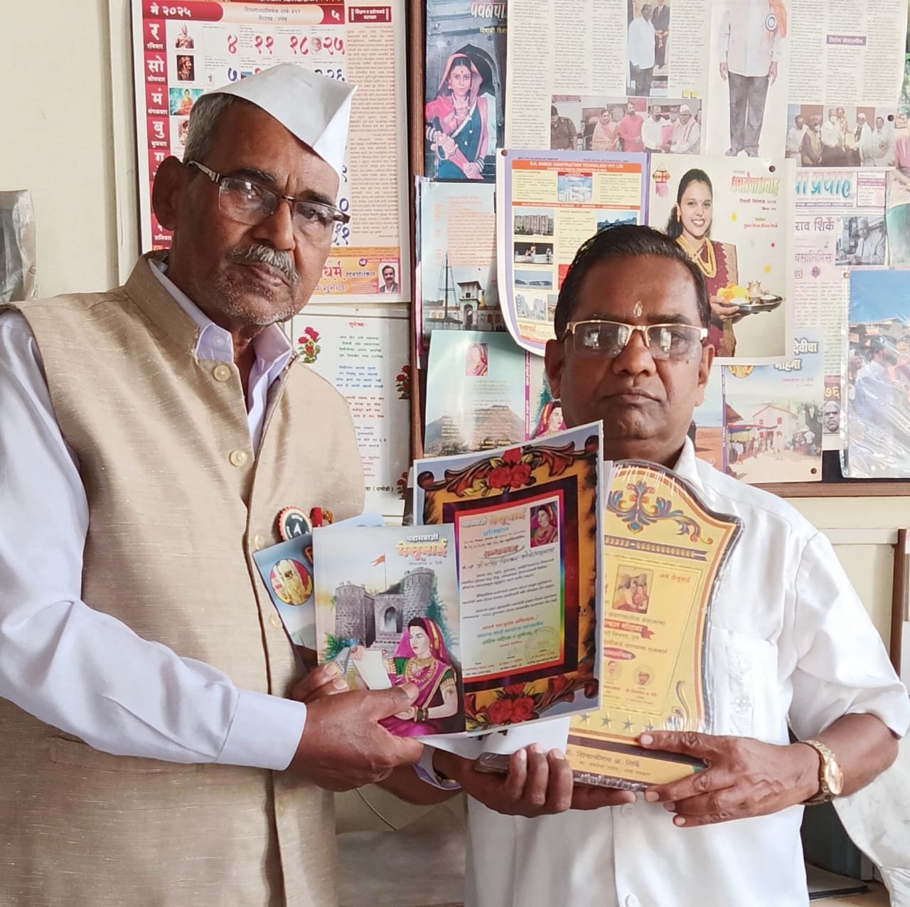 महाराष्ट्रातील सुप्रसिद्ध सामाजिक कार्यकर्ते डॉ. रवींद्र भोळे यांना समाज रत्न पुरस्कार प्रदान