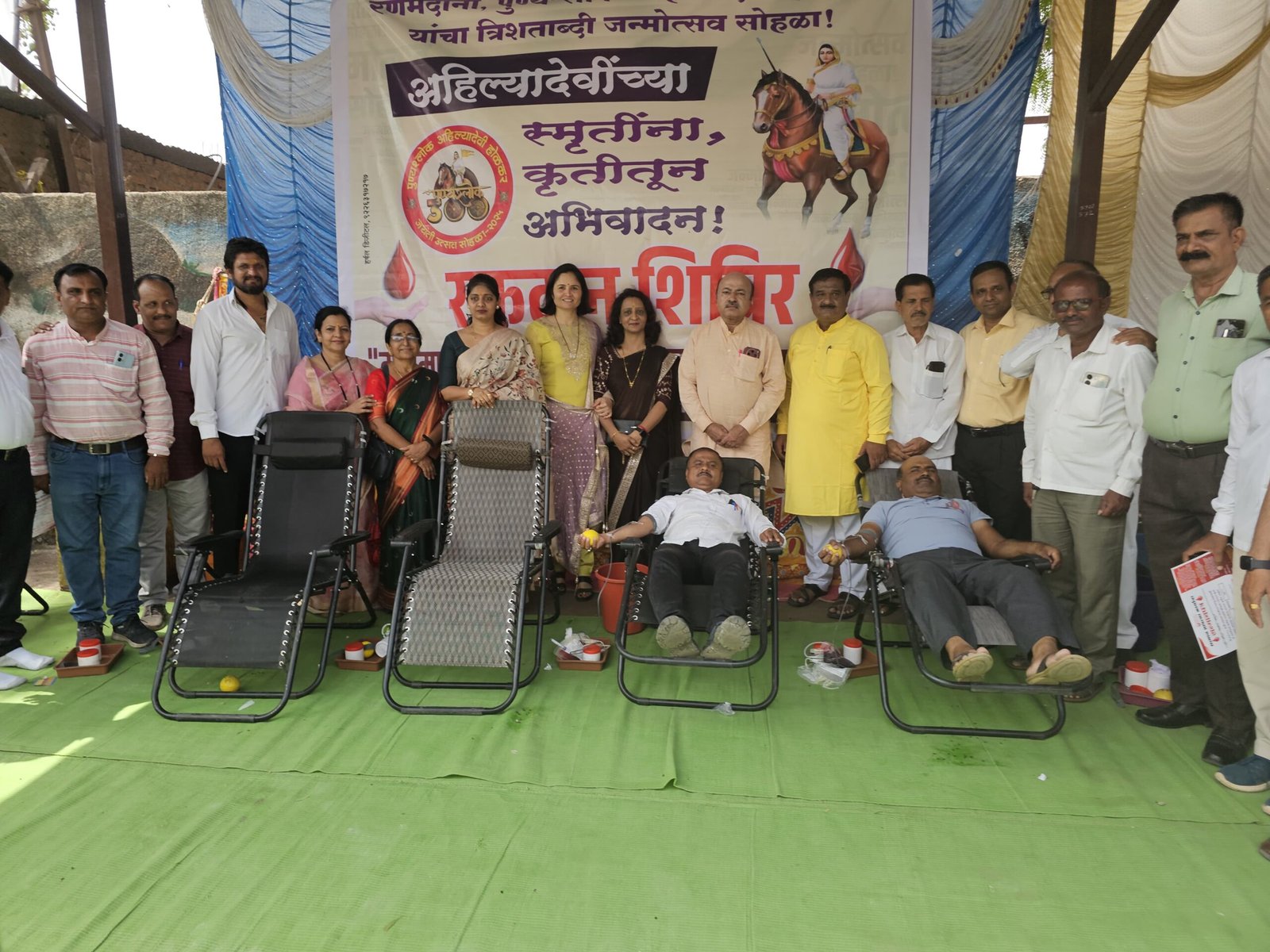 त्रिशताब्दी पुण्यश्लोक अहिल्यादेवी होळकर जन्मोत्सवानिमित्त अमळनेर तालुक्यात भव्य रक्तदान शिबिर,  सर्व जाती धर्मातील मान्यवरांचा ऐक्य: मुस्लिम, आदिवासी, बौद्ध, जैन आणि हिंदूंनी मानवतेसाठी रक्तदान  महामातेचा आदर्श जपत मानवतेची सेवा करण्याचा संकल्प: महिलांनीही दिला रक्तदानाचा अमूल्य हातभार