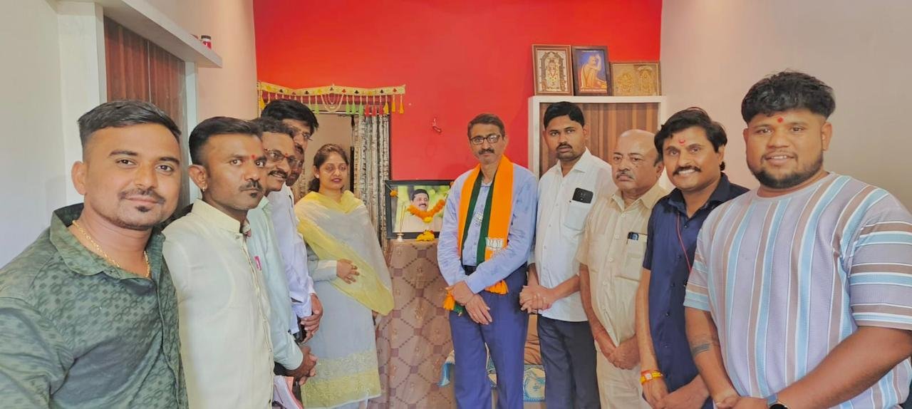 जळगाव जिल्ह्यात संघटन मजबुतीसाठी बापुसो उदय वाघांचा आदर्श कार्यकर्त्यांसाठी प्रेरणादायी-डॉ राधेश्याम चौधरी  स्व. बापुसो उदय वाघ यांच्या जयंतीनिमित्त भाजप कार्यकर्त्यांनी भावपूर्ण श्रद्धांजली