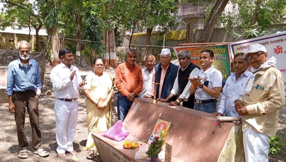 भिडस्तपणे कवितेसाठी जगणारा माणूस म्हणजे गोविंद देवरे: डॉ. मिलिंद बागुल.