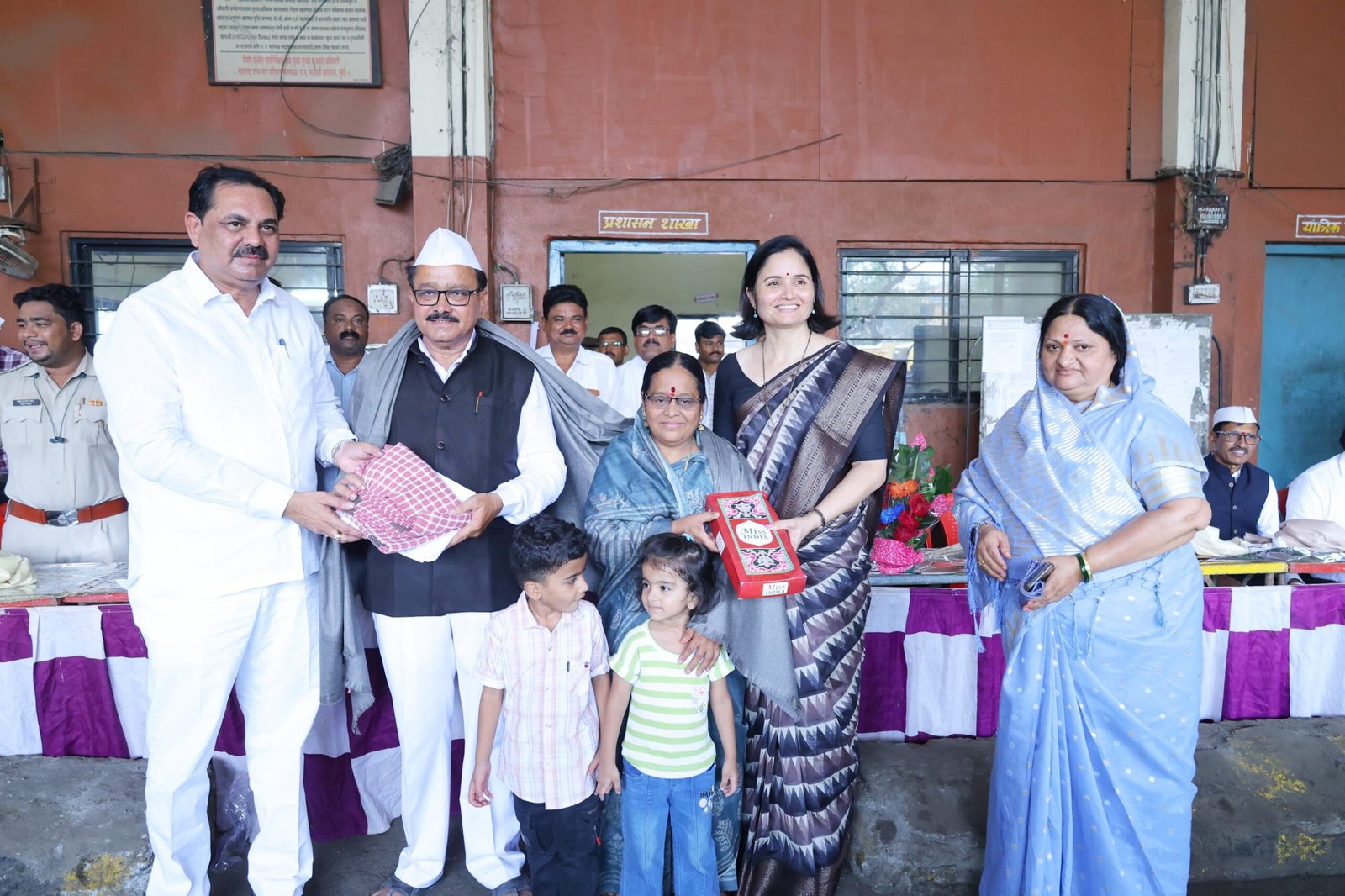 अमळनेर एस.टी.आगारातील दहा सेवानिवृत्त कर्मचाऱ्यांना भावपूर्ण निरोप  आ.अनिल पाटलांच्या हस्ते झाला सत्कार