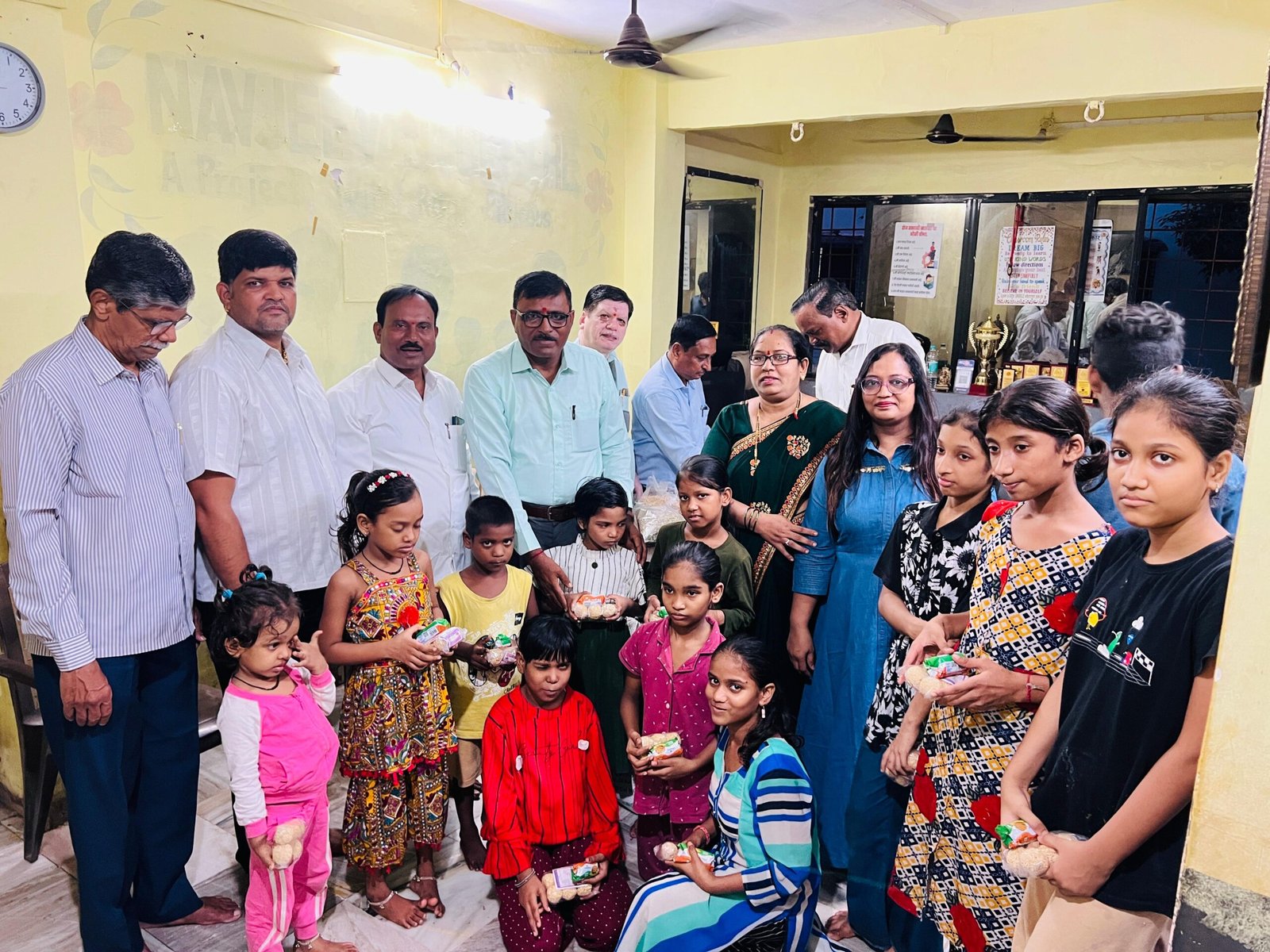 डॉ.मनिलाल शिंपी हे गरजू विद्यार्थी व गोरगरिबासाठी मानवसेवेचे उपासक आहेत,  वाढदिवसानिमित्त अनाथ आश्रमात व आदिवासी वस्तीत मिष्टान्न भोजन चॉकलेट बिस्कीट व किराणा चे वाटप!