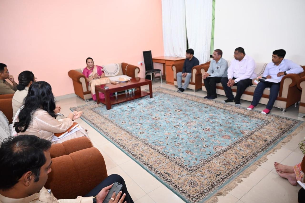 पोलीस विभागाने कौटुंबिक संरक्षण कायद्यानुसार महिलांच्या सुरक्षेला अधिक प्राधान्य द्यावे सोलापूर महानगरपालिकेने कोणत्या कामास किती निधी वापरता यांची माहिती ७ दिवसात सादर करावी. – उपसभापती नीलम गोऱ्हे