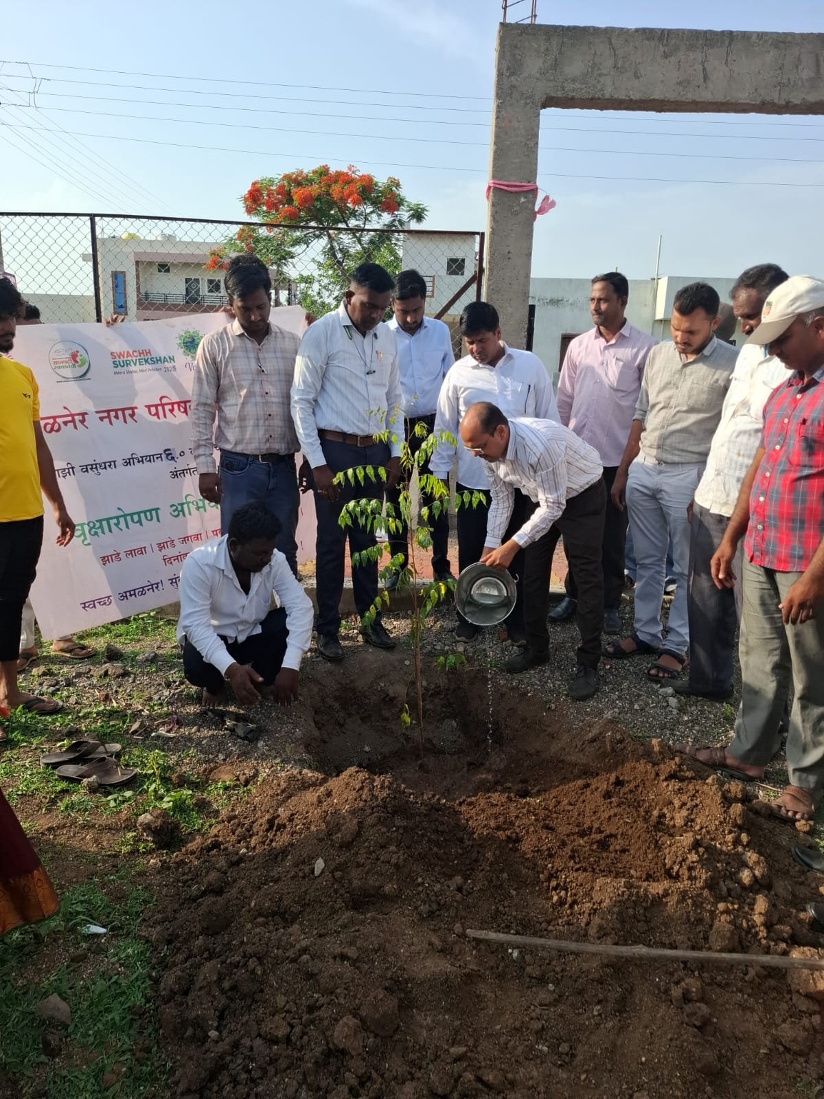 अमळनेर नगरपरिषदेच्या वृक्षलागवड मोहिमेत नागरिकांनी घेतली पर्यावरणशपथ, शहरासाठी हरित भवितव्याचा निर्धार  जागतिक पर्यावरण दिनानिमित्त अमळनेरमध्ये वृक्षारोपण आणि प्लास्टिक प्रदूषण निर्मूलनसाठी जनजागृती