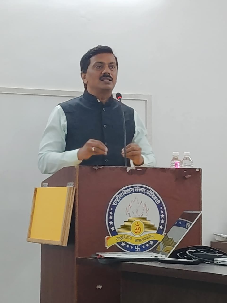 एआय तंत्रज्ञान शिक्षक विद्यार्थ्यांच्या प्रगतीसाठी वरदान- अनिल बोरनारे  एआय मुळे शिक्षकांच्या नोकऱ्या जाणार नाहीत  राष्ट्रीय शिक्षण संस्थेच्या एआय कार्यशाळेचे अनिल बोरनारे यांच्या हस्ते उदघाटन