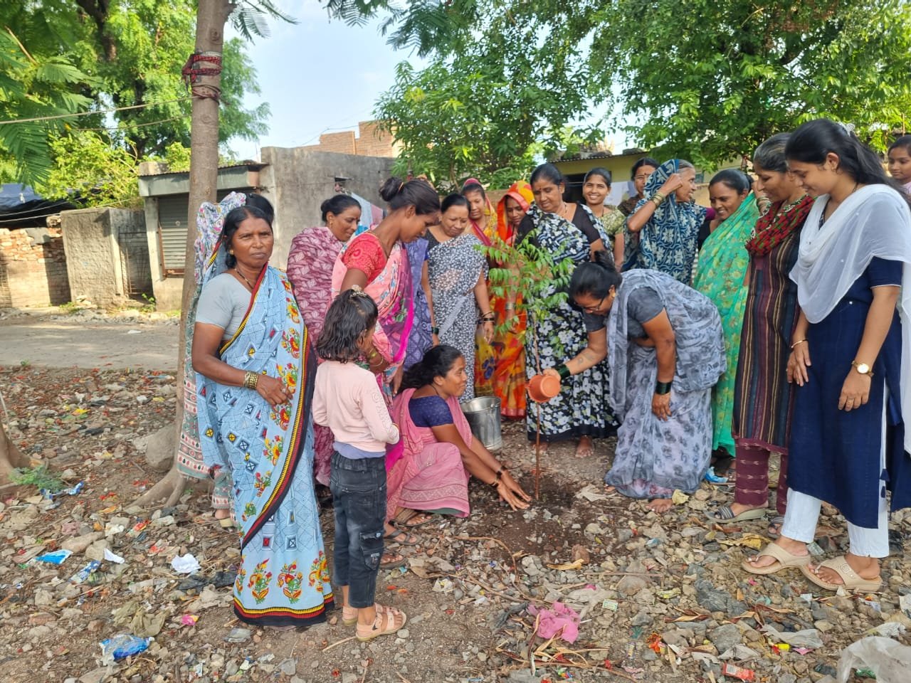 ताडेपुरा येथे महिलांनी केला पर्यावरण दिवस साजरा  आधार विप्रो शहरी आरोग्य प्रकल्प सहभाग