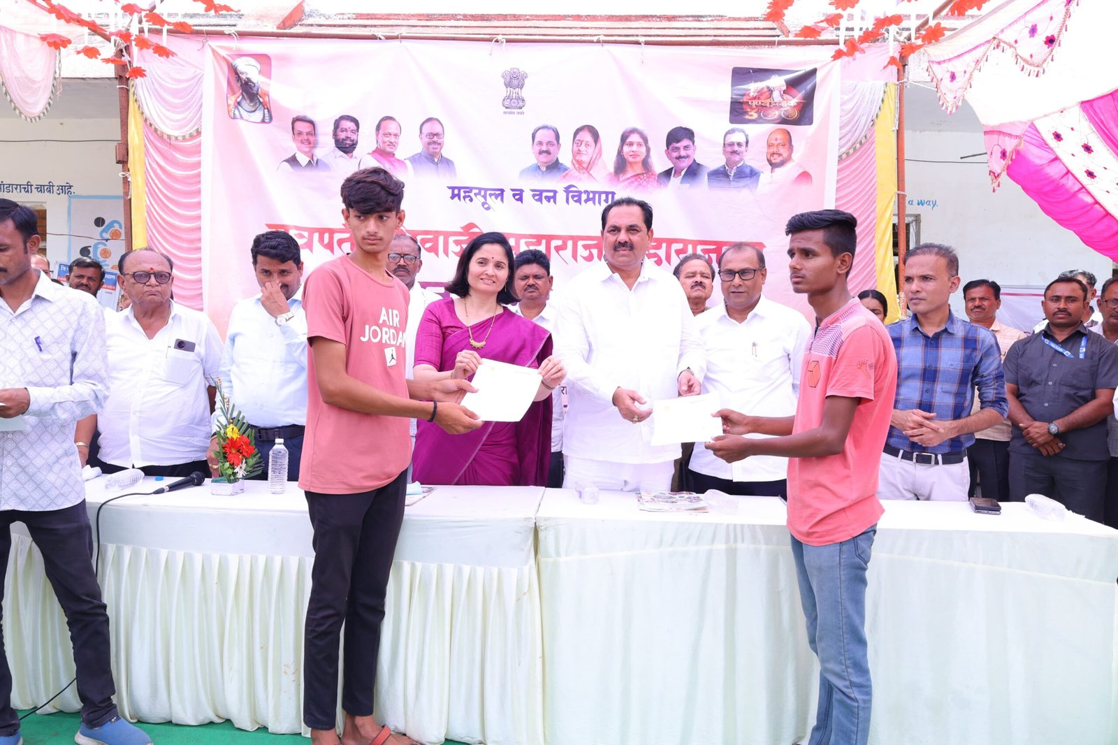 छत्रपती शिवाजी महाराज महाराजस्व समाधान शिबीर अभियानाचे आयोजन  भरवस मंडळ भागातील गावांसाठी शिबीराचा लाभ , शिबीरात विभागीय अधिकारी आणि कर्मचारी उपस्थिती ,  लाभार्थ्यांना प्रमाणपत्रे व सेवांचा वाटप आणि शिबीराचा प्रतिसाद