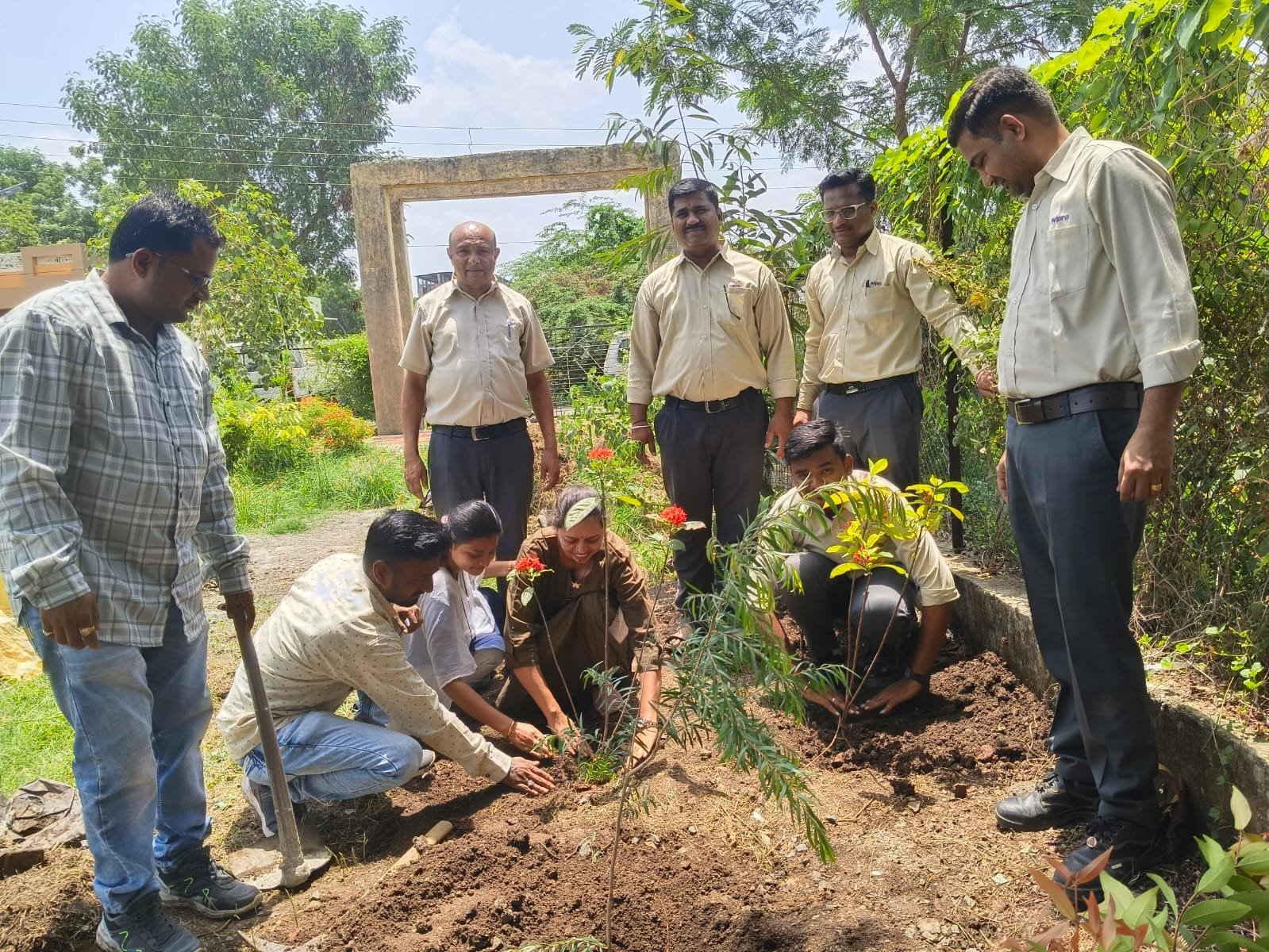 पर्यावरण दिवस मियावाकी ऑक्सिजन पार्क मध्ये वृक्षारोपण विप्रो केअर्स व आधार संस्था सहभागी