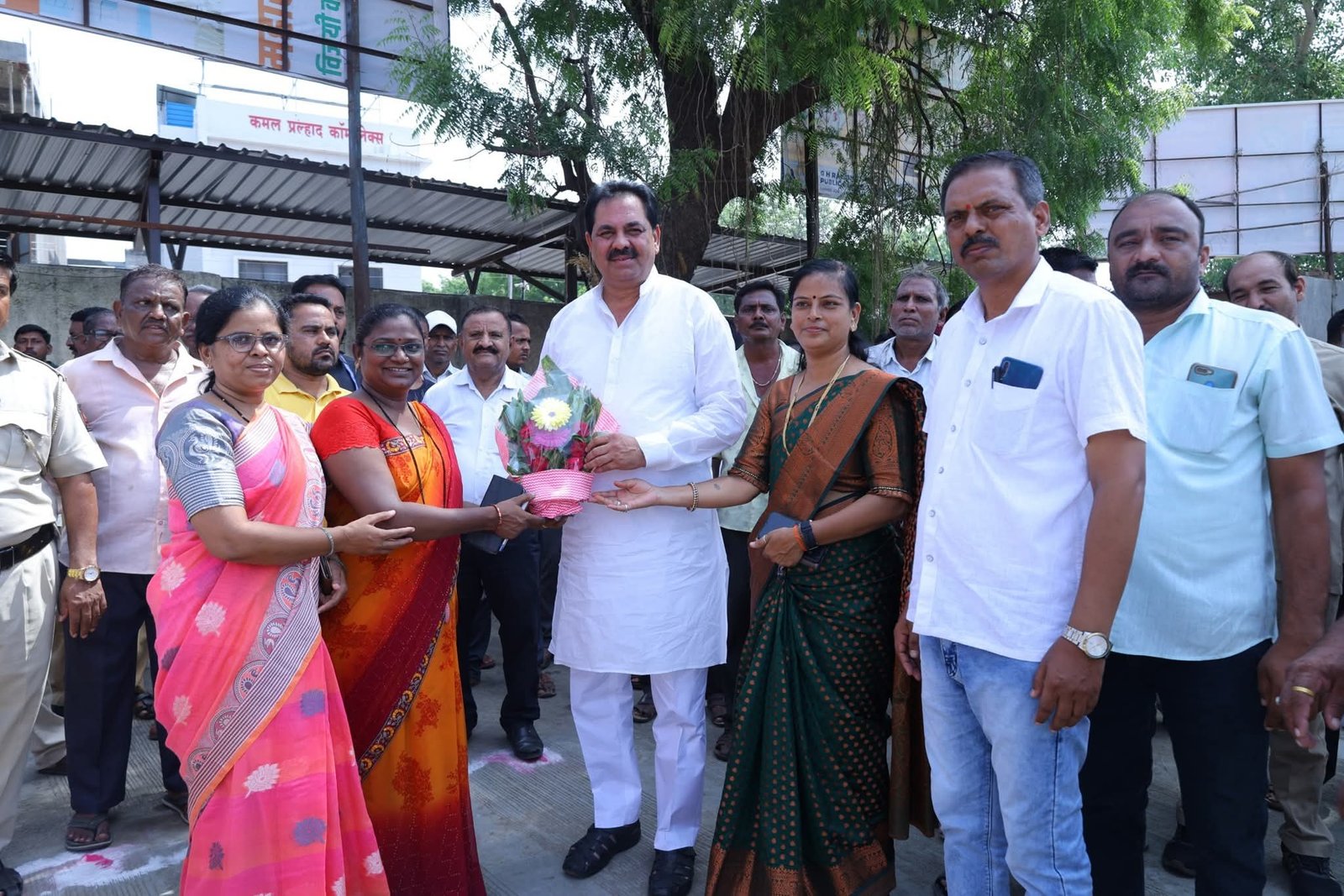 अमळनेरात एकूण 25 नवीन बसेस आणण्यासह अमळनेर मॉडेल स्थानक बनविणार-आ.अनिल पाटील  अमळनेर आगारास मिळालेल्या पाच नवीन बसेसचे थाटात लोकार्पण